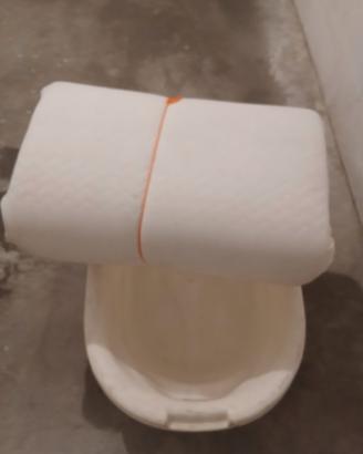 vaschetta bagno,  più materassino  per lettino. 