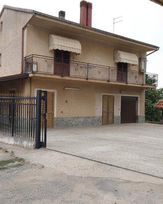 Villetta indipendente con  giardino e terreno edif