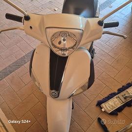Piaggio Liberty 150 bianco e nero