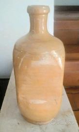 antica bottiglia in terracotta