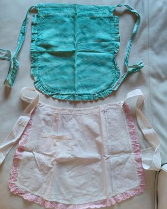 Due grembiulini fa cucina da bambina