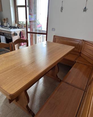 Tavolo apribile con cassapanca angolare e sedie