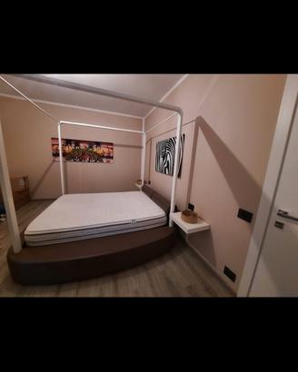 letto con o senza baldacchino o