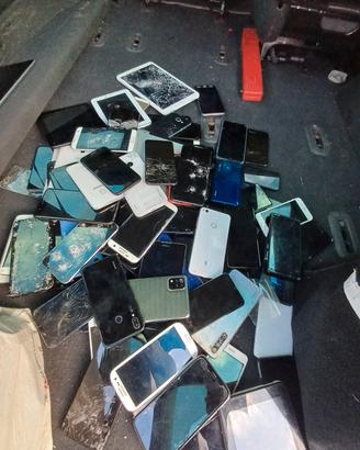 lotto cellulare tutti con schermo rotti 