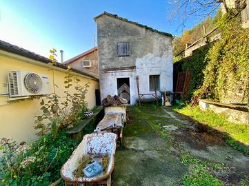 CASA SEMINDIPENDENTE A GENOVA