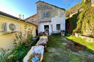 CASA SEMINDIPENDENTE A GENOVA