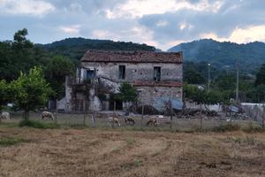 Casa rurale e terreno di pertinenza