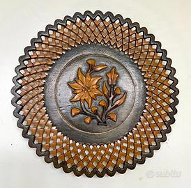 Piatto decorativo da parete in legno intagliato