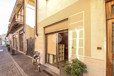 NEGOZIO A SAN MARTINO IN STRADA