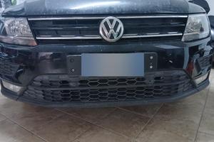 suv volkswagen tiguan a benzina, nera. 