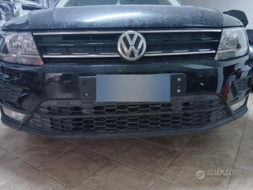 suv volkswagen tiguan a benzina, nera. 