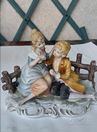 Innamorati sul divano in porcellana