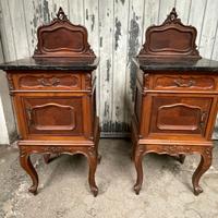 Comodini in legno e ripiano in marmo