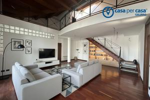 Elegante Appartamento Quadrilocale Mansardato nel