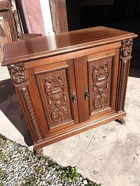 Credenza scolpita in noce .