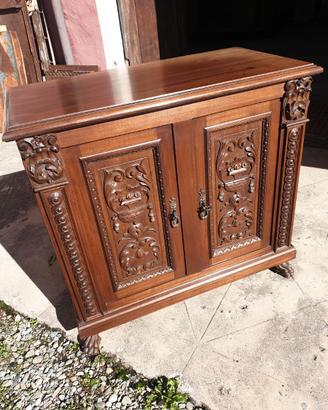 Credenza scolpita in noce .