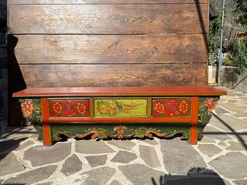 Mobiletto basso tipo da “fondo letto”