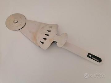 Paletta per pizza con tagliapizza incorporato