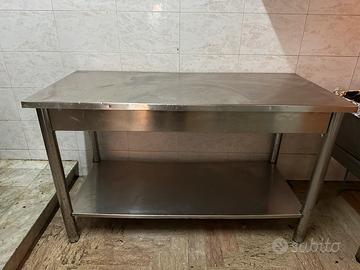 Tavolo in acciaio