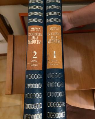 Due volumi di enciclopedia medica