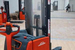 stoccatore traspallet linde L14