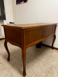 Elegante Scrivania in stile Luigi XV in legno