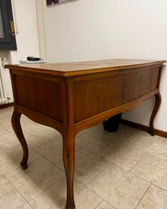 Elegante Scrivania in stile Luigi XV in legno