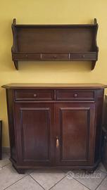 Credenza in legno con piattaia pensile