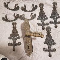 Vecchie maniglie in bronzo