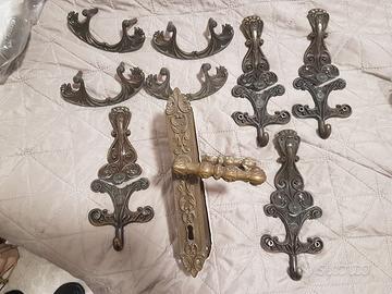 Vecchie maniglie in bronzo