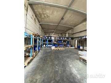 Capannone industriale con corte