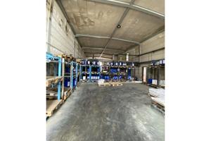 Capannone industriale con corte