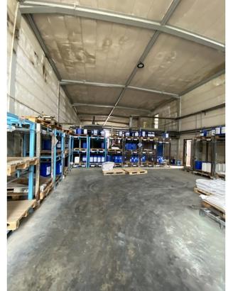Capannone industriale con corte