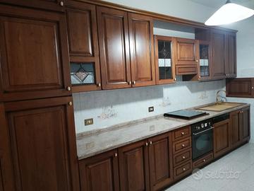 Cucina Classica in Legno + Arredo Pranzo