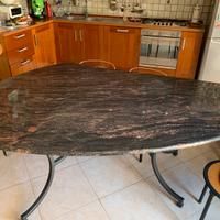 Tavolo di marmo con supporto di ferro battuto