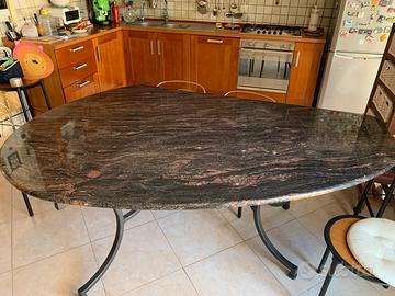 Tavolo di marmo con supporto di ferro battuto