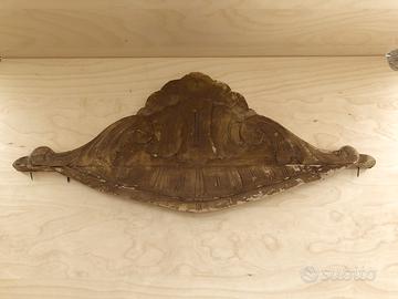 Vecchio fregio in legno