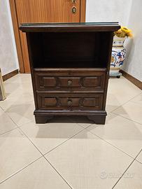 Comodino in arte povera con vetro sovrastante