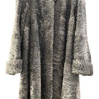 Cappotto sciancrato in pelliccia di agnello
