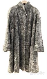 Cappotto sciancrato in pelliccia di agnello