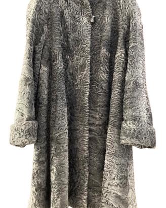Cappotto sciancrato in pelliccia di agnello