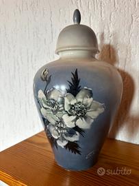 Vaso antico in porcellana