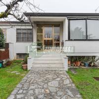 Villa a schiera di testa con box e terrazzo!