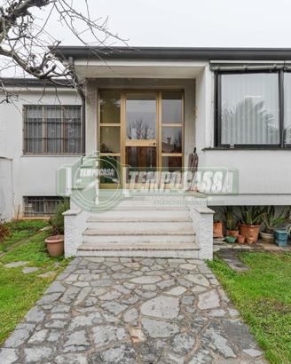 Villa a schiera di testa con box e terrazzo!