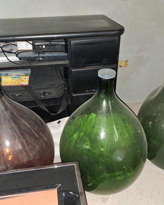 damigiane di vino in vereo