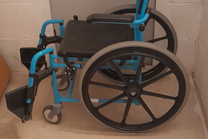 Sedia rotelle per doccia e piscina