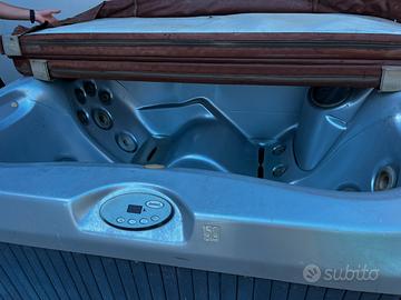 Piscina jacuzzi idromassaggio