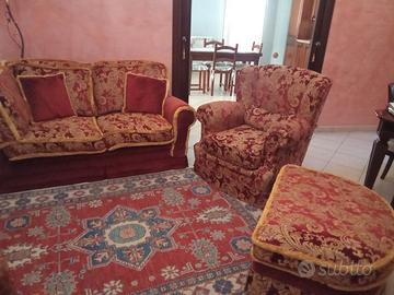 divano con cuscini 