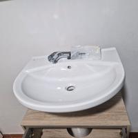 Lavandino con miscelatore e mobile