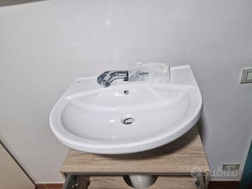 Lavandino con miscelatore e mobile